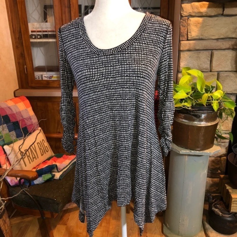 PHILOSOPHY SIZE SMALL BLACK AND WHITE ASYMMETRICAL TOP WITH 3/4 RUCHED SLEEVE
